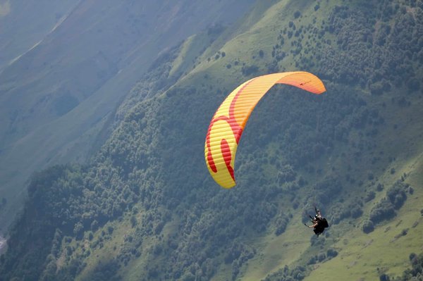 Saut en parachute : les types de sauts, les règles de sécurité et les bienfaits